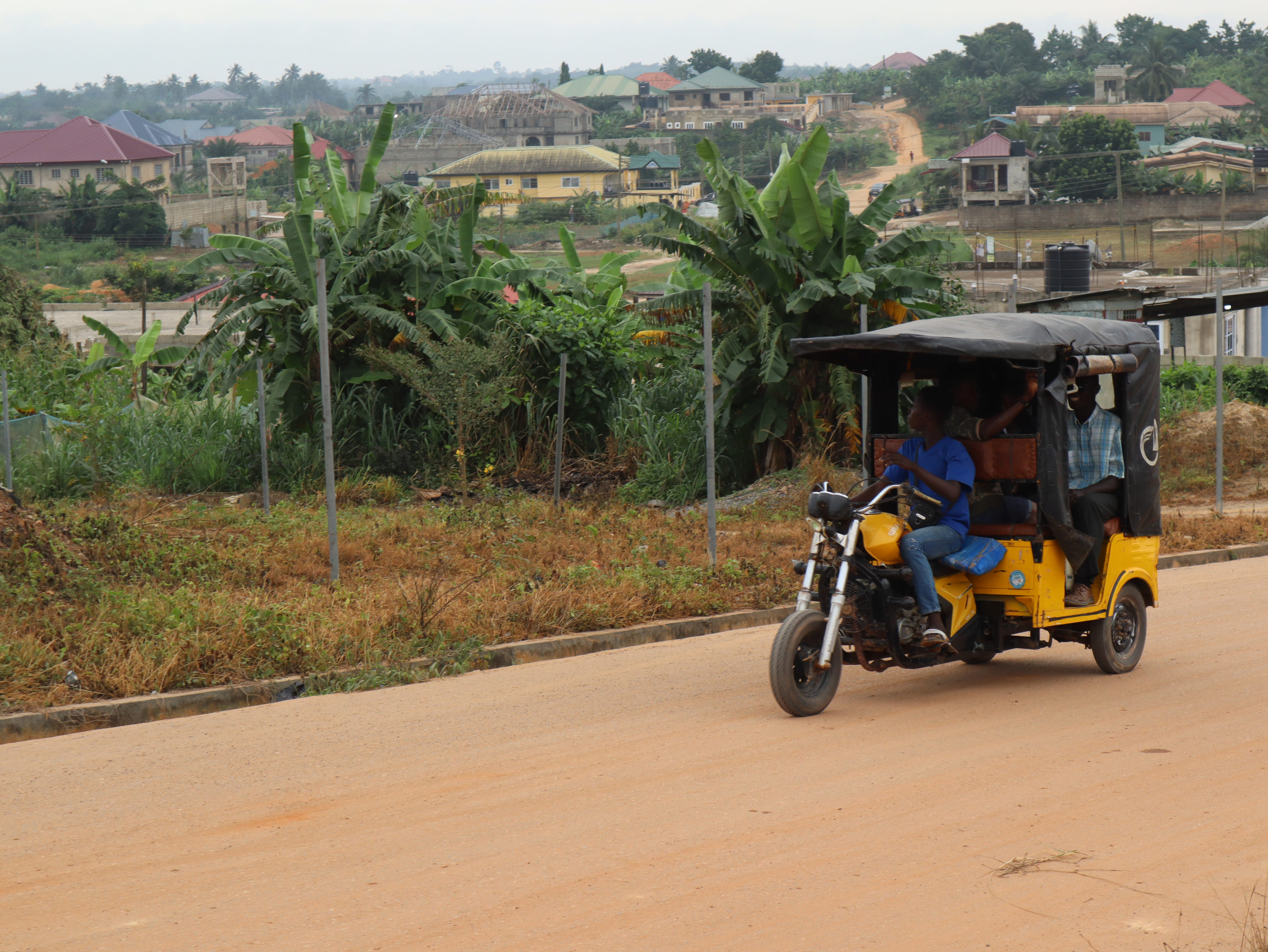 Keke tuk-tuk Ghana road